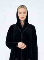⁦The velvet Onyx Abaya⁩ - الصورة ⁦3⁩